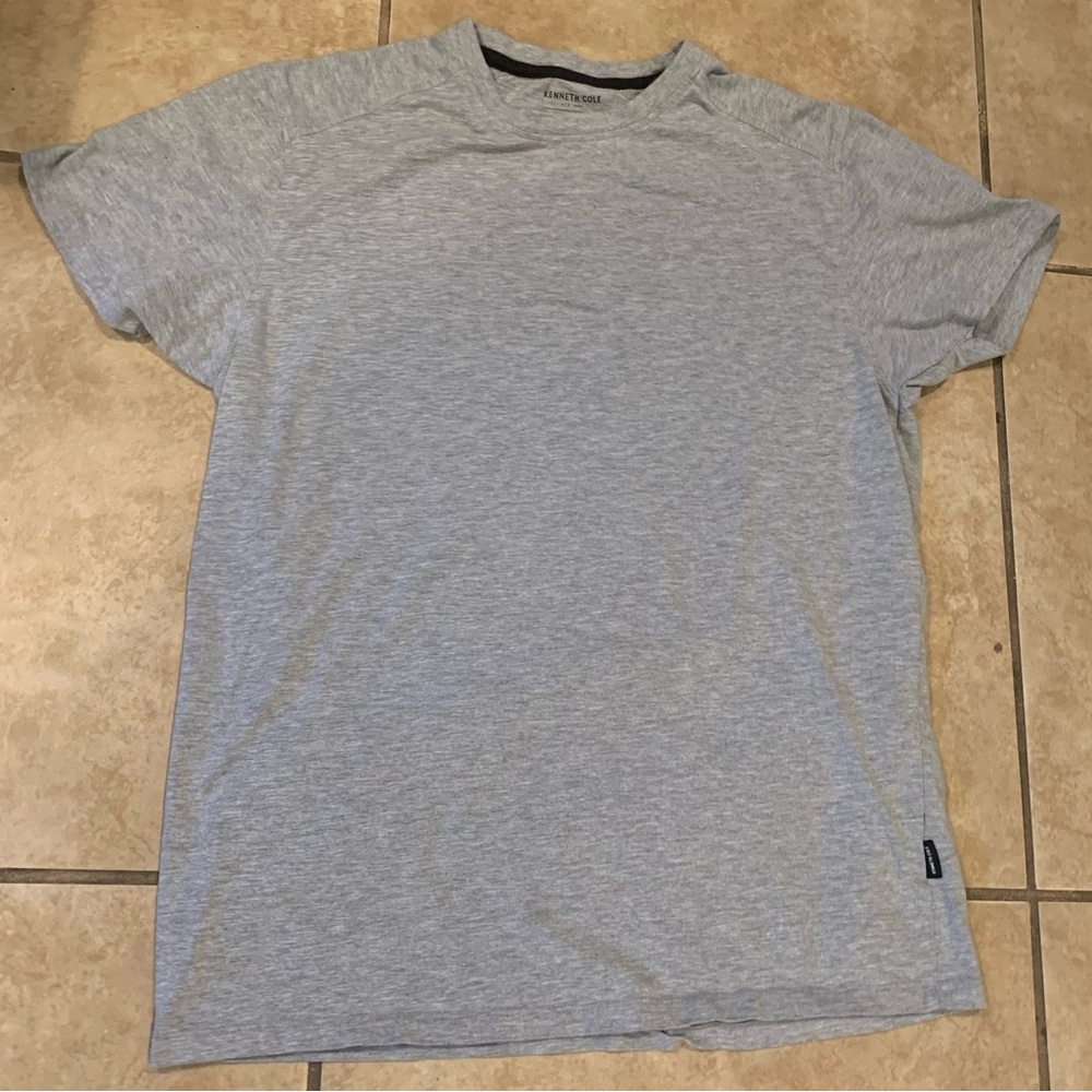 Kenneth Cole Gray T-Shirt. Size: Large